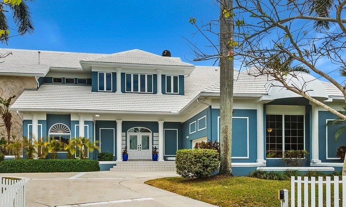 Iona House | Beautiful Waterfront Living in Ft Myers