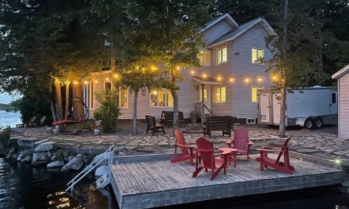 North Frontenac Cottage | Beautiful well kept Private waterfront cottage on Big Gull Lake