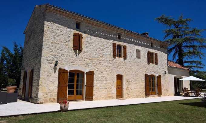 Livers-Cazelles House | Beautiful white stone house in the South West of France in Cordes.
