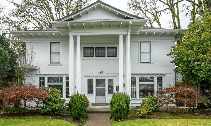 Carlton House | Beautiful Wine Country Escape
