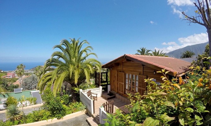 Las Arenas House | Beautiful wooden house on a quiet finca surrounded by palm trees