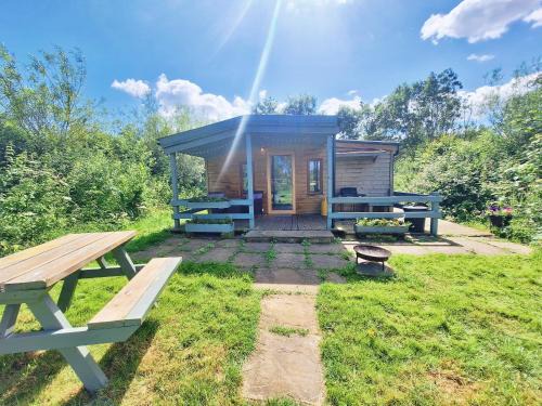 East Drayton Ski Chalet | Beautiful Wooden tiny house, Glamping cabin with hot tub 2