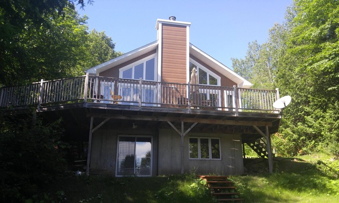 Wentworth-Nord Hotel | Beautiful zen chalet on the water