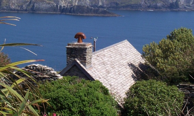 Goleen Cottage | Beautifull stone cottage on Mizen Head overlooking sea and beaches