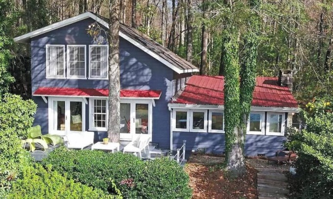 Tiger House | Beautifully Appointed, Contemporary Cottage on Lake Burton!