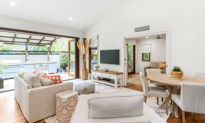 Noosaville Villa | Beautifully appointment private Duplex with private pool