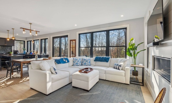 Cape Elizabeth House | Beautifully built Cape Elizabeth home nestled in the woods on 2.5 acres