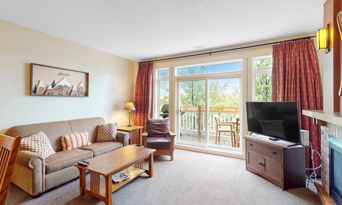 The Blue Mountains Condo | Beautifully-Appointed Condo w/Furnished Balcony, Free WiFi, Private Washer/Dryer