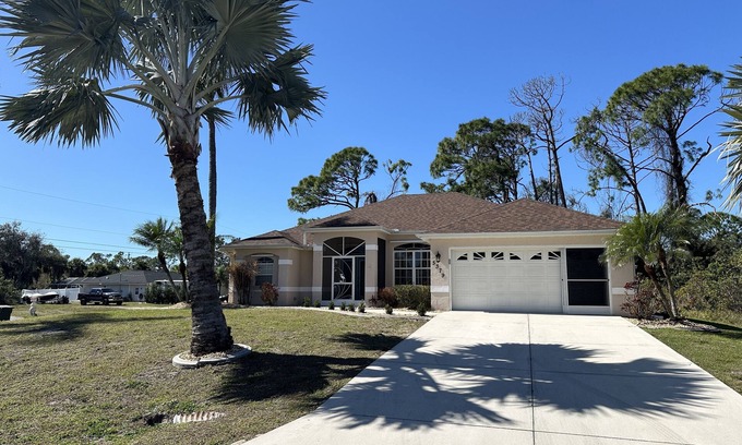 North Port House | Beautifully Decorated & Peaceful Pool Home Oasis In North Port
