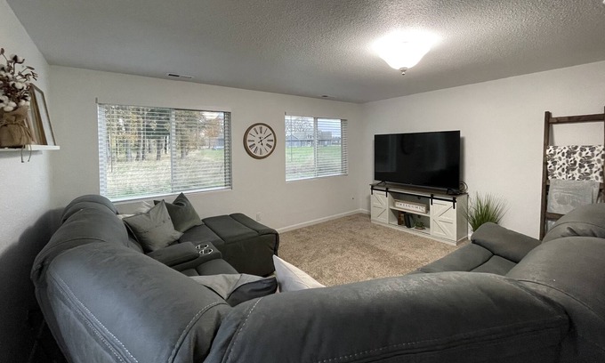 Albany House | Beautifully decorated 3 bedroom home on one acre