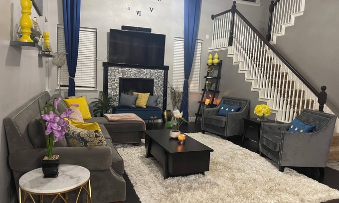 Lincoln Park House | Beautifully decorated family home- Pet friendly and close to major highways!