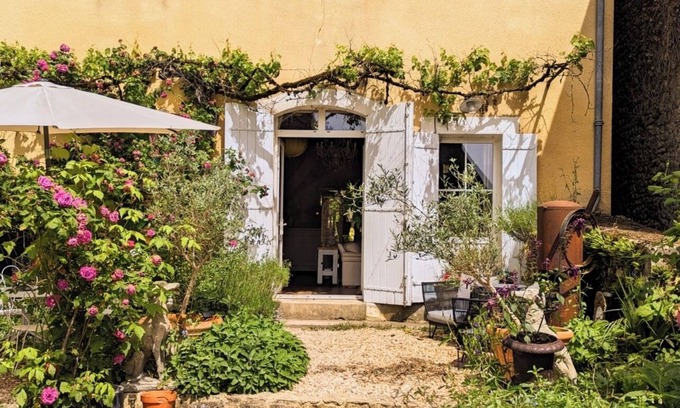 Limeuil Apartment | Beautifully decorated, large apartment with enclosed garden.