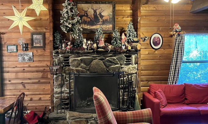 West Dover Cabin | Beautifully decorated large private log home 10 minutes from the mountain.
