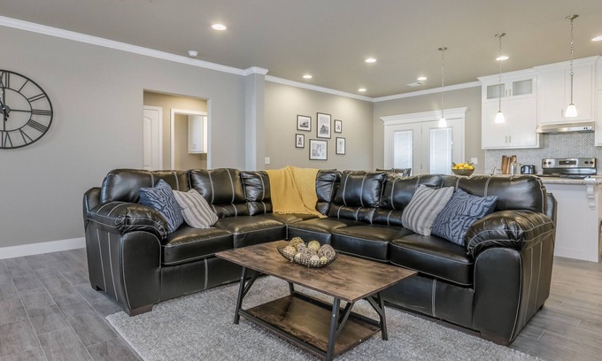 Canyon House | Beautifully Decorated New Home, King Bed, Washer/Dryer & Fully Stocked Kitchen