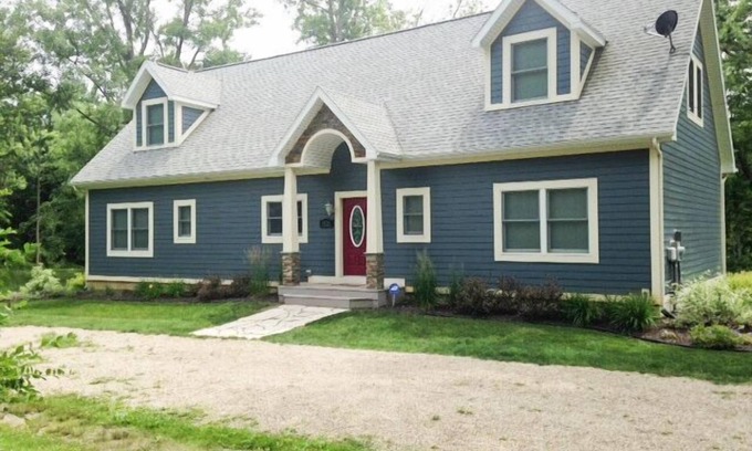 Union Pier House | Beautifully Decorated Home W/Hot Tub, Very Close to Beach, Large Wooded Lot