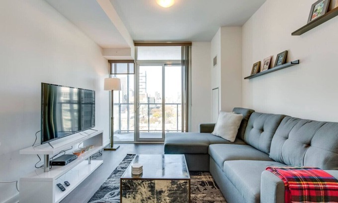 Old Town Condo | Beautifully Designed Modern Condo - Sleeps 4