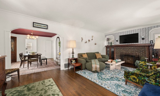 Kamm's Corners House | Beautifully Designed, Hot Tub, Game Room, N64, Sleeps 10
