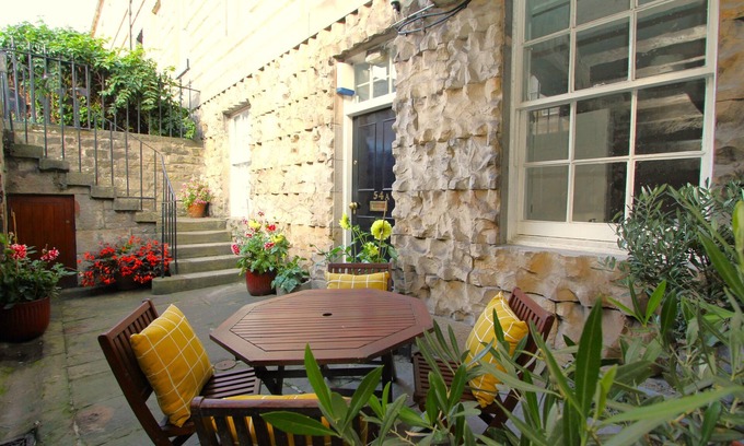 New Town Apartment | Beautifully finished 2 bedroom Georgian flat is the perfect city getaway.