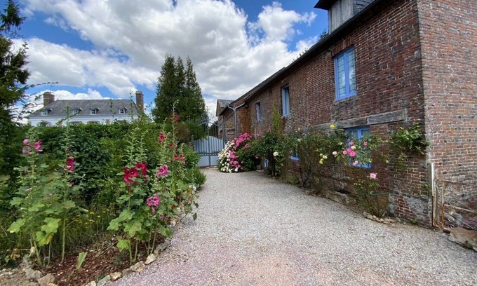 Avernes-Saint-Gourgon Cottage | Beautifully converted detached Coach House in Normandy village