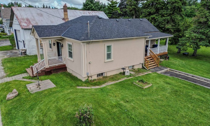 Vaughan House | Beautifully Fully Furnished 2 Bed 1 Bath Bungalow - on 2.5 Acres