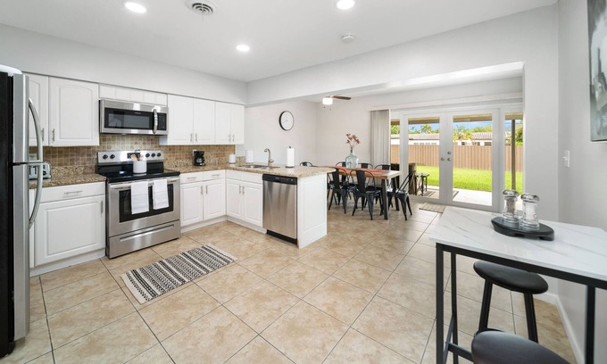 North Corals House | Beautifully furnished Home 2 miles from the Beach!