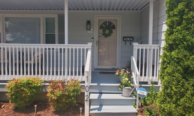 Bristol House | Beautifully Furnished 3 Bedroom, 1 Bath House close to the Hard Rock Casino!