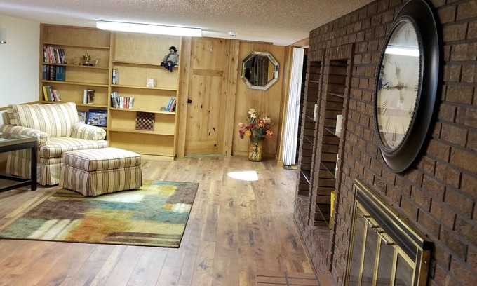 Billings House | Beautifully Furnished - Family and Pet Friendly with Pool, Sauna and Steam Room