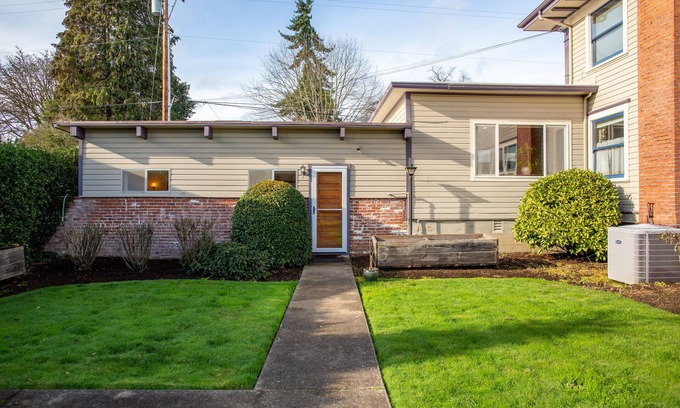 Corvallis Cottage | Beautifully furnished, charming 1bd/2ba historic cottage in Downtown Corvallis