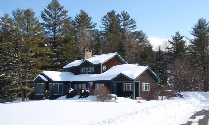 South Londonderry House | Beautifully Maintained Custom Built Home on 7 acres - 3 mi from Stratton Access