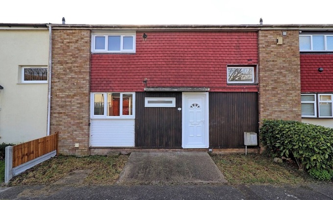 Crays Hill House | Beautifully Modern Retreat in Basildon With Garden