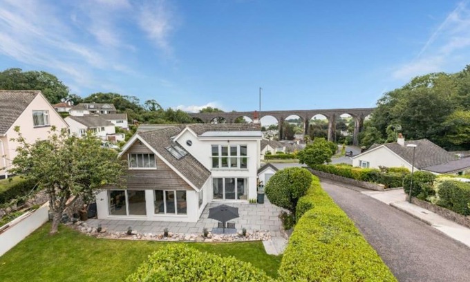 Galmpton House | Beautifully presented holiday home near the beach