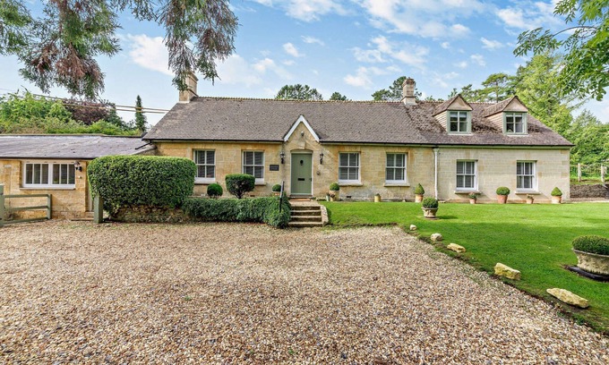 Fossebridge Cottage | Beautifully presented dog friendly holiday home -Lakeside House