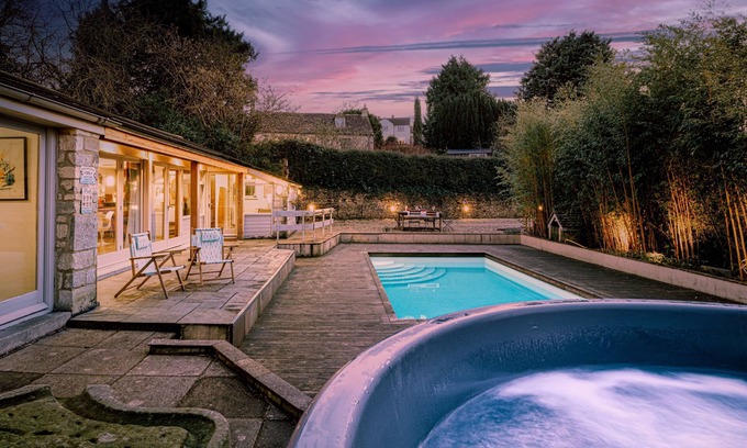 Stroud Cottage | Beautifully presented dog friendly holiday home in the Cotswolds with a hot tub and swimming pool -
