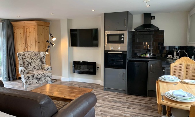 Huxley House | Beautifully presented spacious detached countryside studio and garden