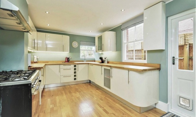 Cowley House | Beautifully presented, spacious and conveniently located Edwardian home