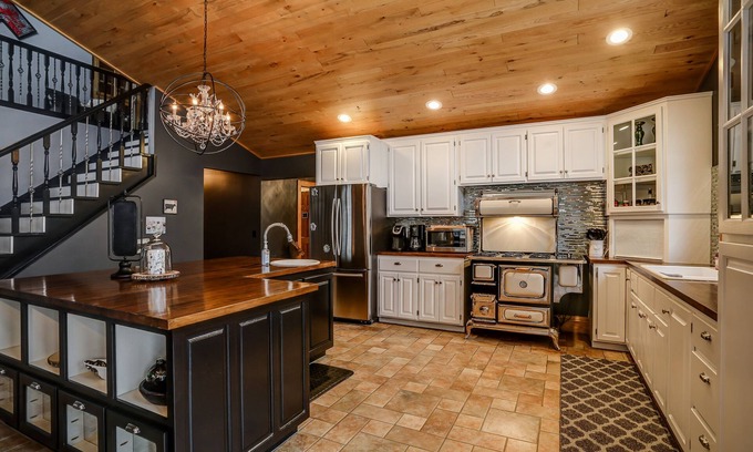 Walker House | Beautifully Remodeled Bliss House - Sleeps up to 18
