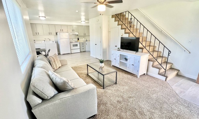 Logan House | Beautifully Remodeled Townhome GC 1
