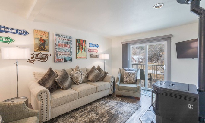 Ouray House | Beautifully Remodeled Townhome- Next to Ouray Hot Springs- Over Looking River