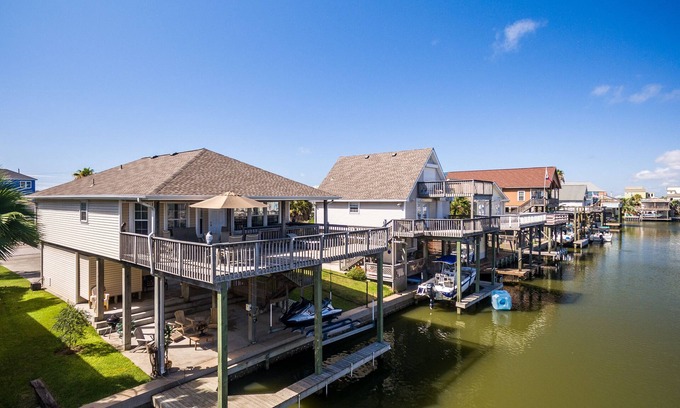 Galveston House | Beautifully remodeled canal home, short walk from beach! Pet friendly, WiFi