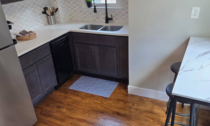 Muskegon House | Beautifully remodeled 2 bedroom house in Glenside, close to beach.