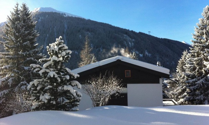 Meierhof Apartment | Beautifully renovated 3-room apartment in Davos with south-facing balcony and garden