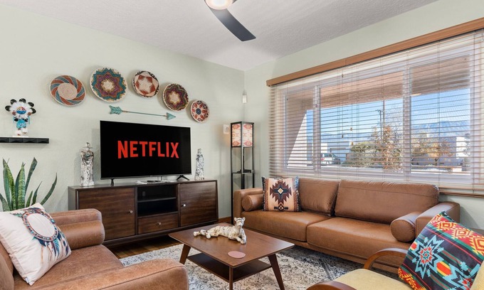 Uptown House | Beautifully Renovated Southwest Home 3B/2B, $2520/month over winter, Book Now!