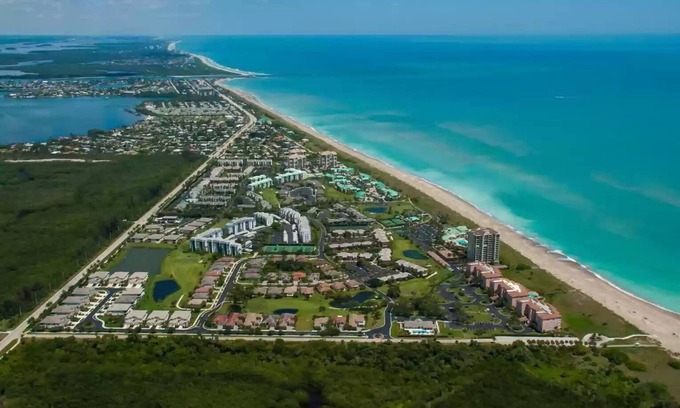 Fort Pierce Condo | Beautifully renovated beach front condo in a private golf community
