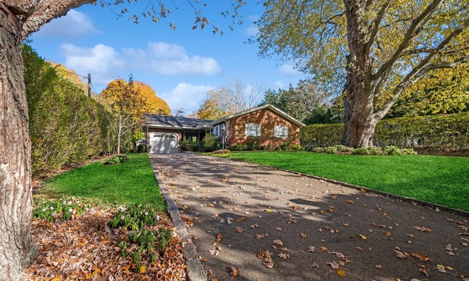 Amagansett North House | Beautifully renovated near Amagansett village, ocean and bay beaches and train!