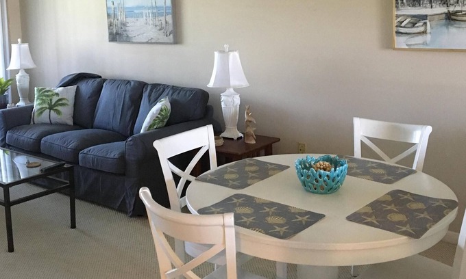 Jupiter Condo | Beautifully Renovated 2/2 Condo - Walk to the Beach