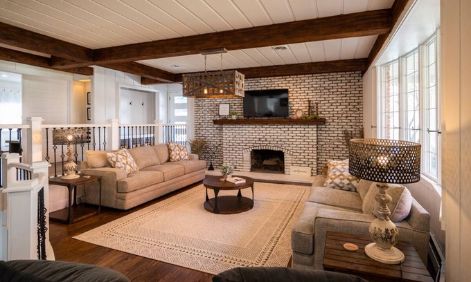 Lyndon House | Beautifully renovated 3,800 sq ft house between 2 federal lakes