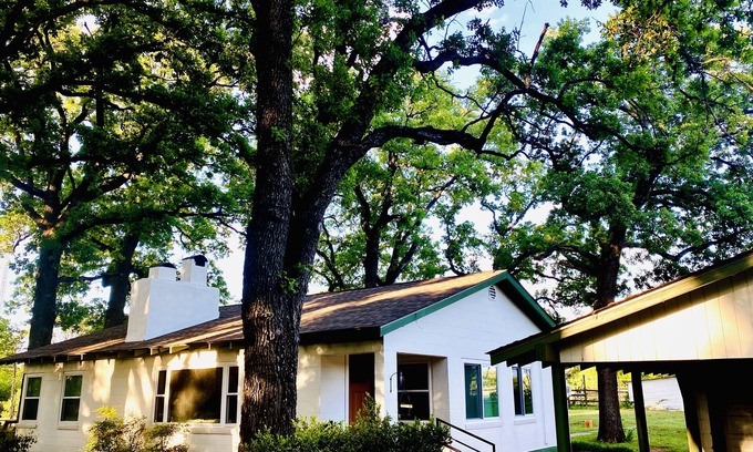 Ross House | Beautifully Renovated Home near Downtown Waco, Baylor Univ. & Magnolia Silos