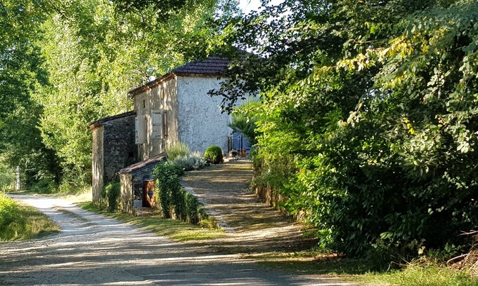 Touzac House | Beautifully renovated traditional riverside cottage, withnlarge private garden.