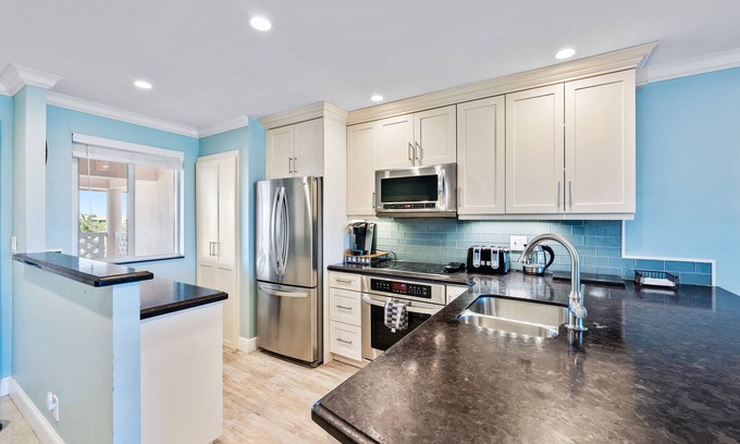 Jupiter Condo | Beautifully renovated top floor condo with lake view, minutes from the beach