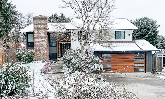 Inglewood-Finn Hill House | Beautifully renovated hot-tub, large fenced backyard, pet friendly